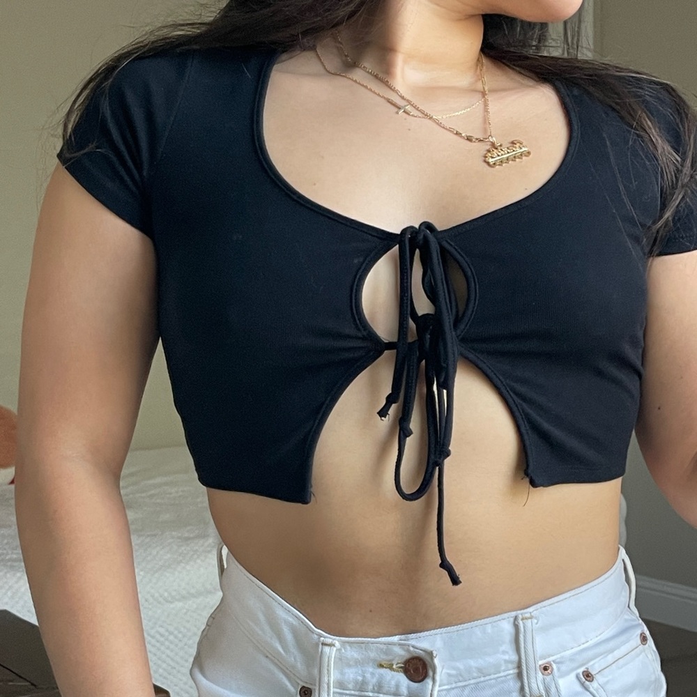 Cropped tie front black top